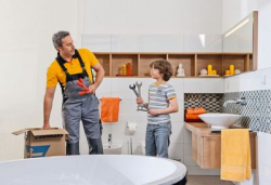 Klempner und Kind renovieren Bad